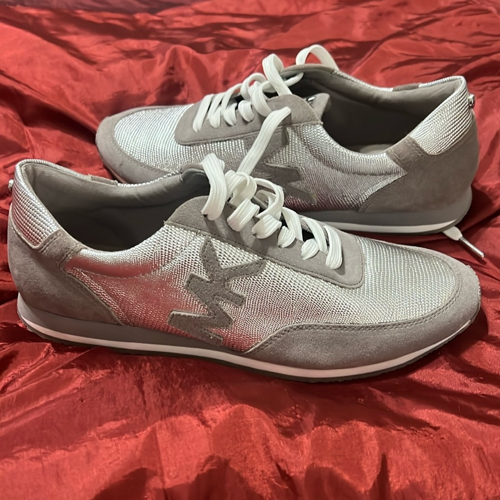 Michael Kors Womens Fashion
Stanton Trainer Embossed Metallic
Leather Sneaker10